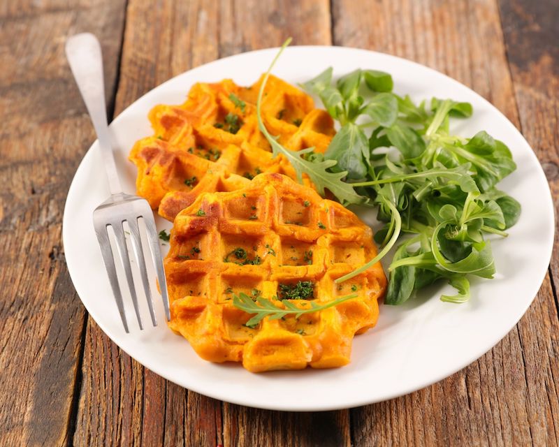 2 gaufres de patate douce accompagnée de salade
