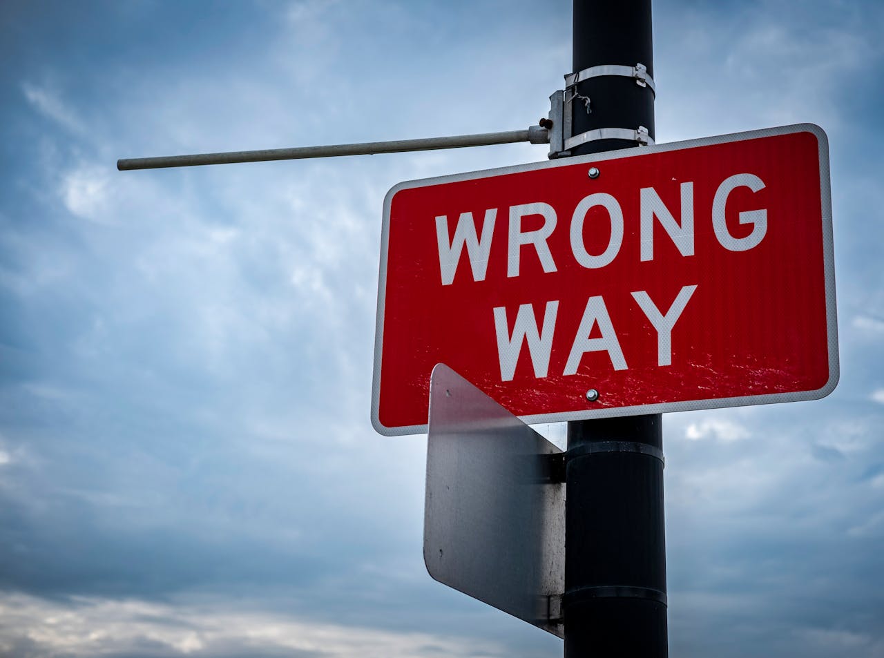 Panneau en anglais "wrong way" (mauvais sens)