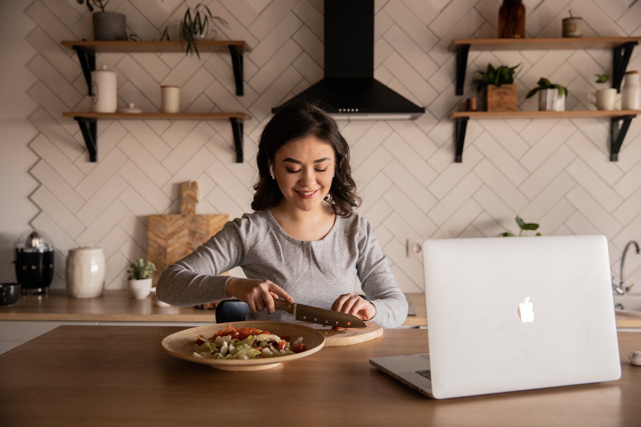 Jeune femme testant les recettes minceur et plaisir de l'article de Julie Aymé.